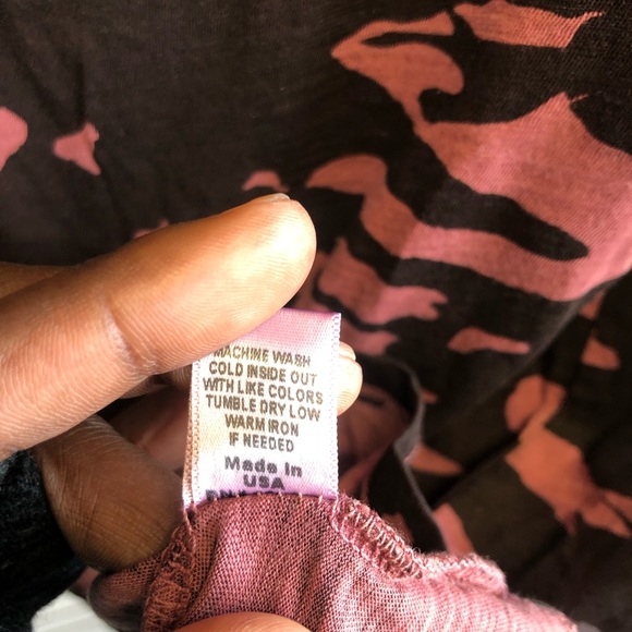 Monrow Pink & Brown Camouflaged SS Crewneck. Size XS - Picture 4 of 9
